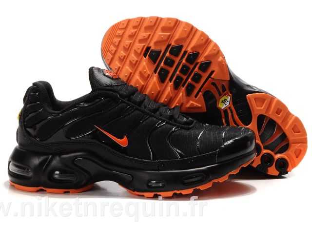 Air Tn Chaussures Oranges En Bas Face Noire